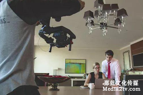 隨著時(shí)代的進(jìn)步，信息化和電子市場(chǎng)的開闊，微電影必將成為提升企業(yè)知名度和企業(yè)價(jià)值的強(qiáng)大動(dòng)力。什么是品牌價(jià)值，就是用你獨(dú)特的藝術(shù)風(fēng)格達(dá)到很好的與受眾分享的力量。比如，賀歲片就是馮小剛的品牌，而思想性就是姜文的品牌。微電影和電影一樣，未來將呈現(xiàn)百花齊放的狀態(tài)，任何一種類型都可能被接受。但并不是說，大家都能成功。好的微電影，應(yīng)該是切合企業(yè)實(shí)際，從企業(yè)實(shí)際情況出發(fā)來拍攝的。   接下來，就不得不說一下微電影的優(yōu)勢(shì)了。與傳統(tǒng)廣告載體和渠道相比，微電影無(wú)疑具備諸多優(yōu)勢(shì)。首先，微電影制作成本小、周期短、投放快。眾所周知，電視廣告投標(biāo)價(jià)越來越“高處不勝寒”，電視黃金時(shí)段廣告更是動(dòng)輒數(shù)十萬(wàn)元乃至上百萬(wàn)。目前，廣電總局又正式下發(fā)“限廣令”。這樣一來，電視廣告的含金量將更為高企。  其次，對(duì)微電影而言，由于時(shí)長(zhǎng)較短，人力物力投入均有限，再加上最終通過微博等網(wǎng)絡(luò)手段傳播，投入成本會(huì)大大減少，所以又有微電影是微成本之說。這對(duì)講求成本控制的廣告客戶而言，顯然具有巨大吸引力。如何引起受眾興趣并使之有“參與”或“把控”的感覺，并能“欲罷不能”地持續(xù)參與，是微電影能否具有“商業(yè)價(jià)值”的關(guān)鍵。  宣傳片，微電影化現(xiàn)在已經(jīng)成為了一個(gè)轉(zhuǎn)移趨勢(shì)，通過微電影來對(duì)企業(yè)的形象以及產(chǎn)品進(jìn)行宣傳，傳播給群眾，提高在公眾前面的共性度，才能說明真正的做好了企業(yè)宣傳。一部好的宣傳片微電影需要做的工作其實(shí)很多很多。 第1：規(guī)劃宣傳片微電影的內(nèi)容、設(shè)定宣傳方向、編制劇本、拍攝微電影，剪輯。這每一部都是不能掉以輕心的，只有做好以上這些一部宣傳片微電影才算完成了一半。 第2：任何一部發(fā)布的宣傳片微電影都是需要審核的，只有審核通過，才能進(jìn)行下面的后續(xù)工作，對(duì)作品進(jìn)行修改，制成成片。 第3：創(chuàng)意是宣傳片微電影的靈魂，沒人創(chuàng)意的作品根本成不了一個(gè)合格的宣傳片。