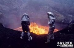 無(wú)人機(jī)航拍噴涌巖漿的火山口，這樣的畫(huà)面你看